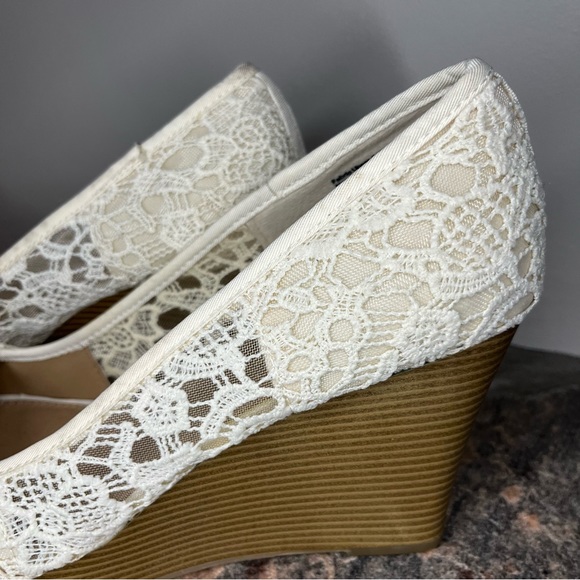 #168 American Eagle by Payless Cream Lace Platform Heels with Knot - Picture 6 of 10